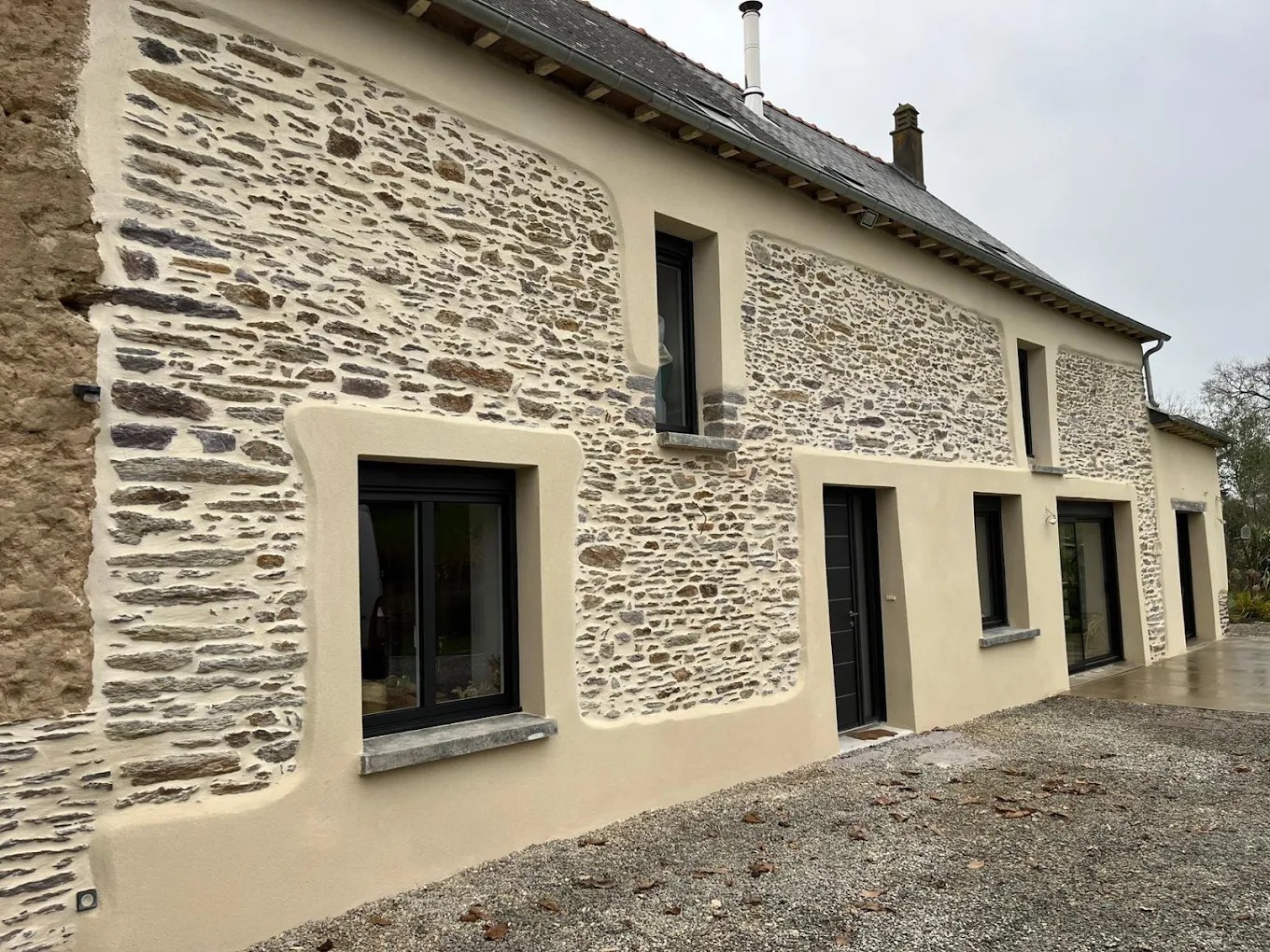 Façade en pierre rénovée - Heinry Maçonnerie